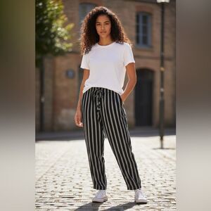 EUC Women’s Black and White Striped Elastic Waist Casual Ankle Pants - Size L